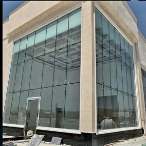 تُعتبر واجهات زجاج سكريت من أبرز الاتجاهات في تصميم المباني الحديثة