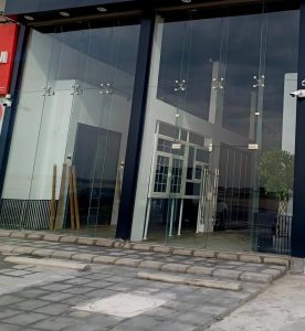 خطوات تركيب الزجاج