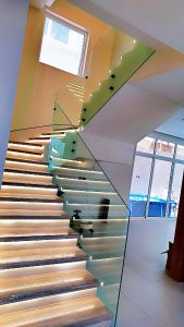 اختيار أفضل شركة لتركيب درابزين زجاج