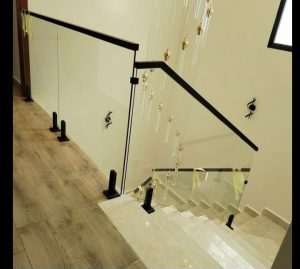 يُعد دربزين الزجاج من أبرز عناصر التصميم الحديثة التي تجمع بين الجمال والأمان