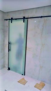 تعتبر الأبواب الزجاجية من العناصر الأساسية في تصميم المباني الحديثة